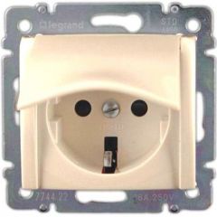 Силовая розетка Legrand (Легранд) Valena 2К+3 с откидной крышкой на винтах 10/16 А 230/250 В слоновая кость