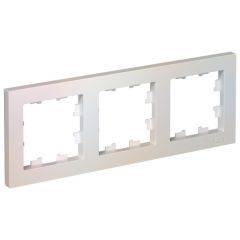 Рамка Систем Электрик (Schneider Electric) 3-м AtlasDesign универсальная жемчужная ATN000403, белая, для электроустановочных устройств
