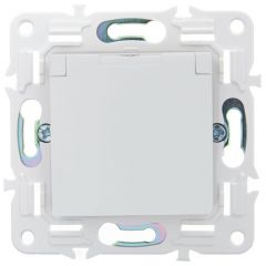 Розетка ИЕК (IEK) 1-м SKANDY 16 А IP44 с заземлением защитные шторки и крышкой SK-R16-16-44-K01, белая