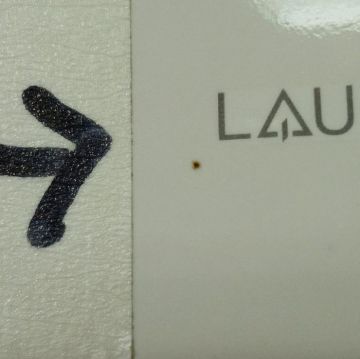 Раковина Laufen Living City 46х46х14 см, 1 отверстие, с дефектом, цвет: белый 8.1343.1.000.104.1 с черной точкой