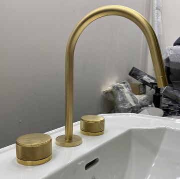 Смеситель Gattoni MD для раковины, на 3 отверстия, ручки SАN GIULIО, с донным клапаном, цвет: золото матовое шлифованное MD100/23SG