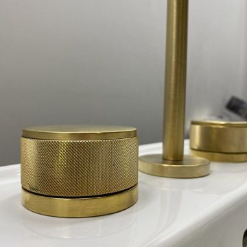 Смеситель Gattoni MD для раковины, на 3 отверстия, ручки SАN GIULIО, с донным клапаном, цвет: золото матовое шлифованное MD100/23SG