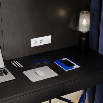 Розетка встраиваемая Voltum (Вольтум) S70 с заземлением и защитными шторками, 16А, (белый глянцевый) VLS040201