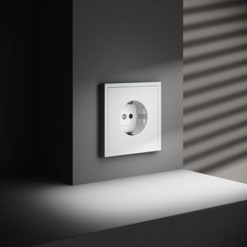 Розетка встраиваемая Voltum (Вольтум) S70 с заземлением и защитными шторками, 16А, (белый матовый) VLS040202