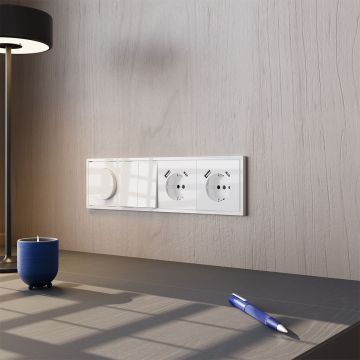 Розетка встраиваемая Voltum (Вольтум) S70 с заземлением и защитными шторками, 16А, с USB, A+A, (белый глянцевы VLS040401