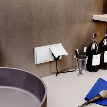 Розетка встраиваемая Voltum (Вольтум) S70 с заземлением, защитными шторками и крышкой 16А, (белый матовый) VLS040302