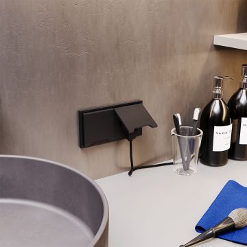 Розетка встраиваемая Voltum (Вольтум) S70 с заземлением, защитными шторками и крышкой 16А, (черный матовый) VLS040308